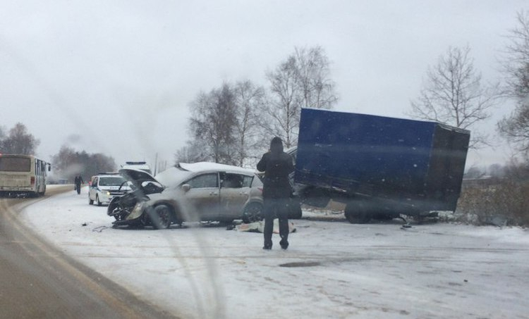 Под Ярославлем иномарка разбилась вдребезги о грузовик: погиб человек