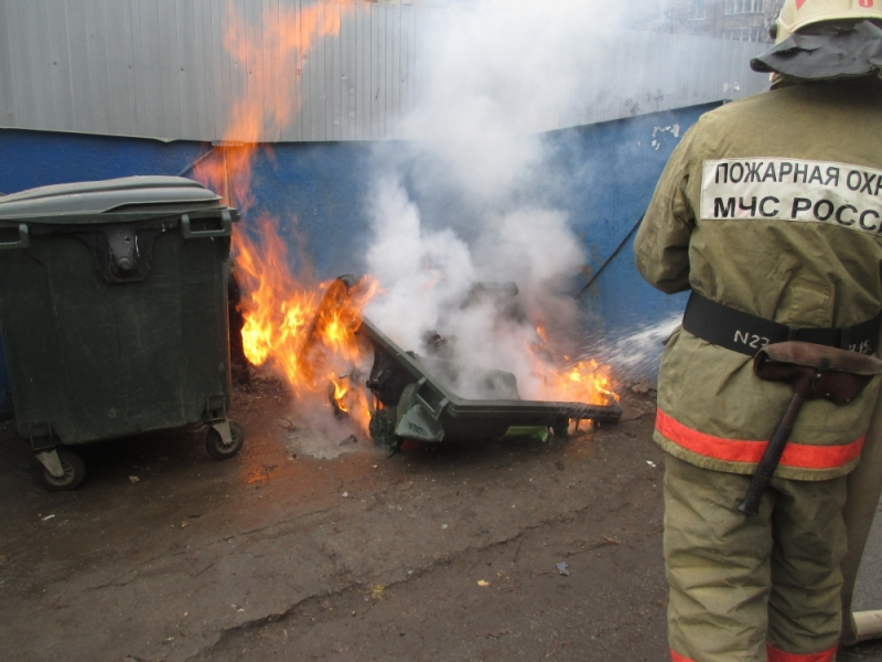 В Ярославле полыхающий мусорный контейнер тушили пять человек