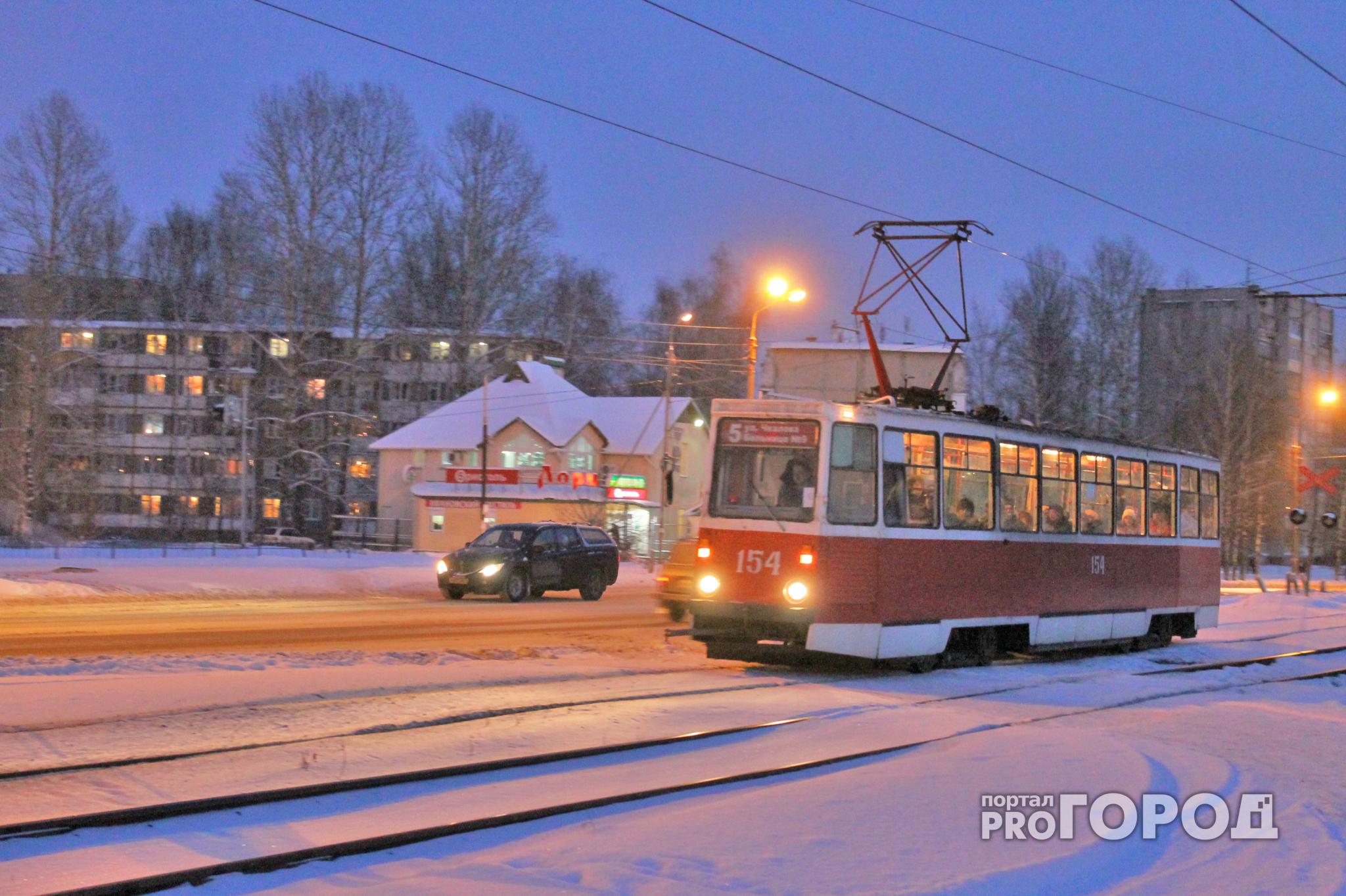 В Ярославле “Рено” неудачно решил "поспорить" с трамваем