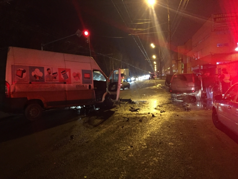 В Ярославле столкнулись иномарка и минивэн: есть пострадавшие