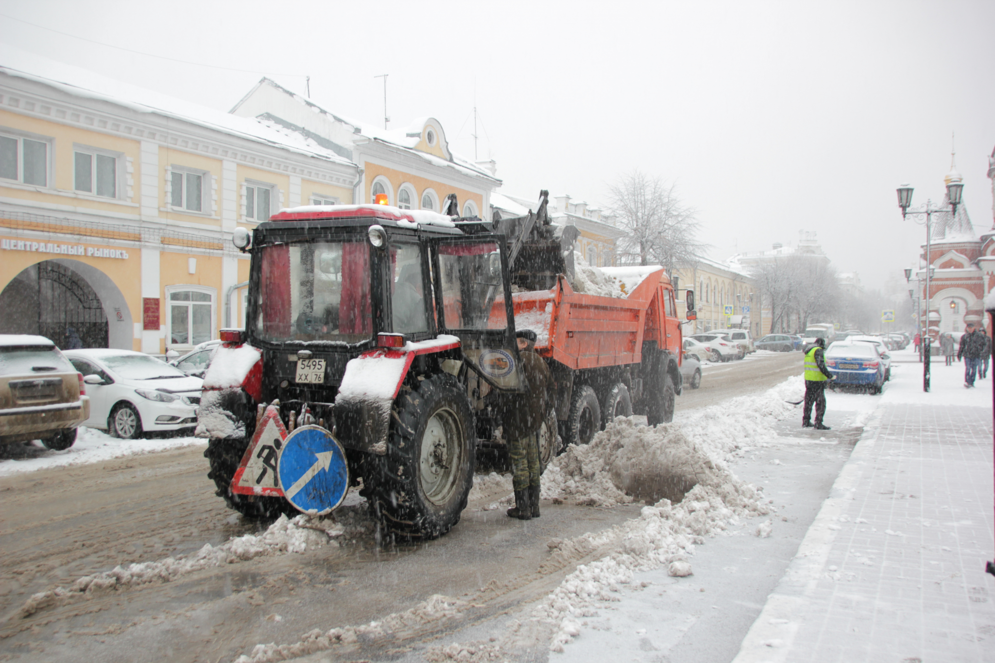 Ярославль трещит от снега, а тяжелая техника выйдет только вечером