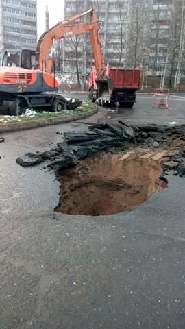 Дрожь земли: в Рыбинске на центральной улице провалился асфальт