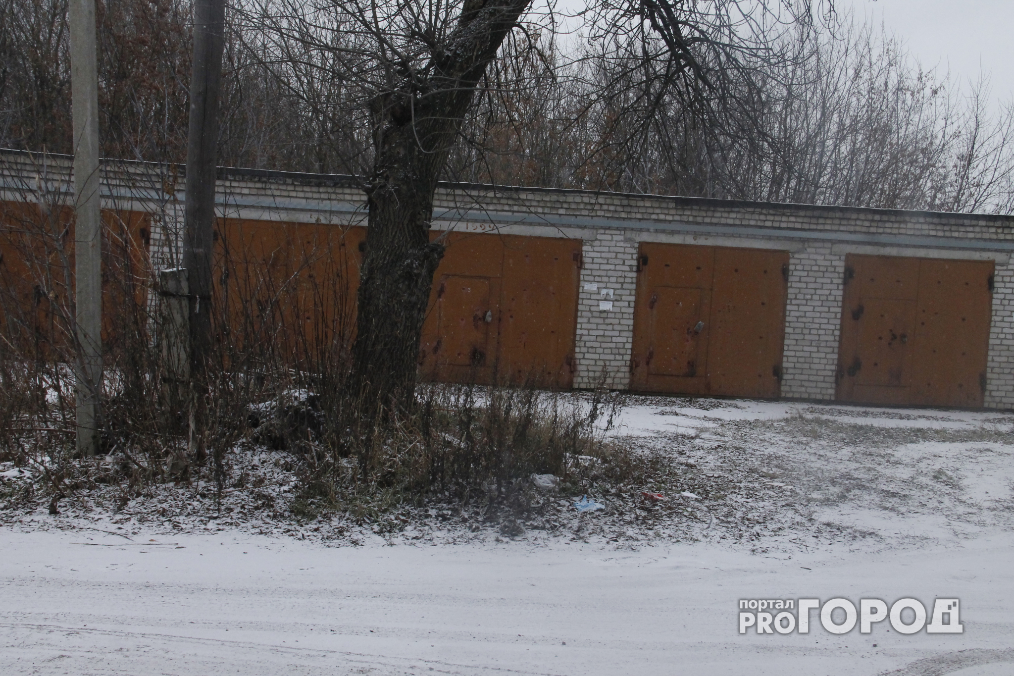 В Ярославле мужчина украл через крышу гаража два комплекта покрышек