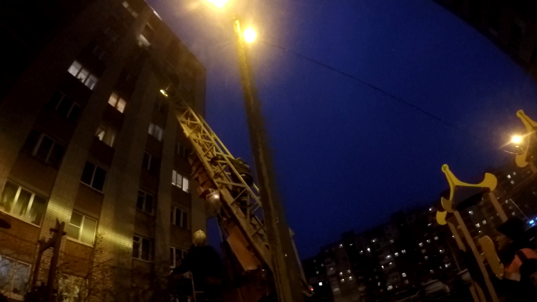 В Ярославле спасатели сняли несчастного влюбленного с восьмого этажа