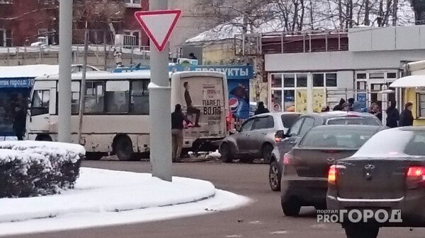 В Ярославле на остановке легковушка влетела в маршрутку