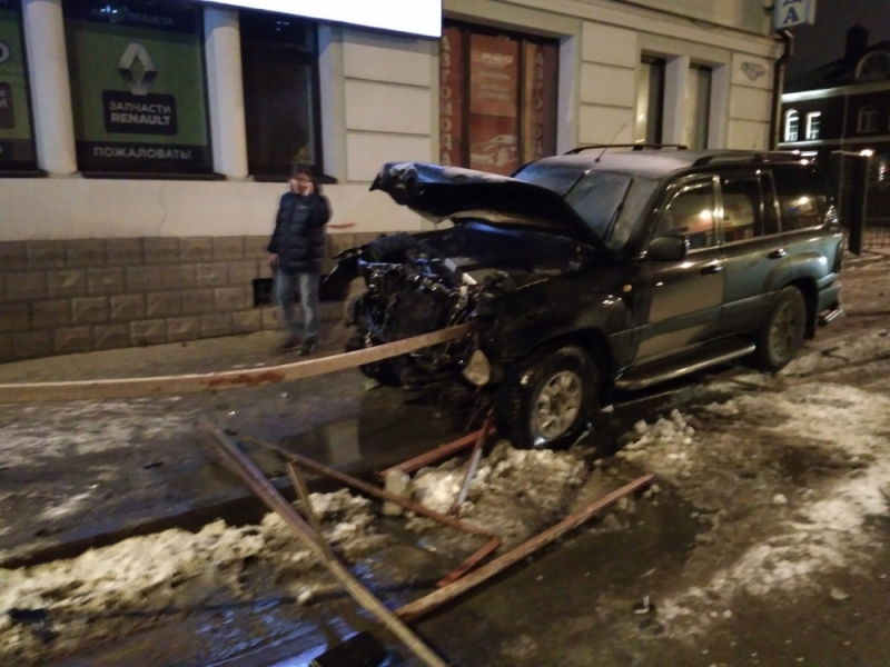 В Рыбинске после столкновения с "Ладой" "Тойоту" выбросило на тротуар