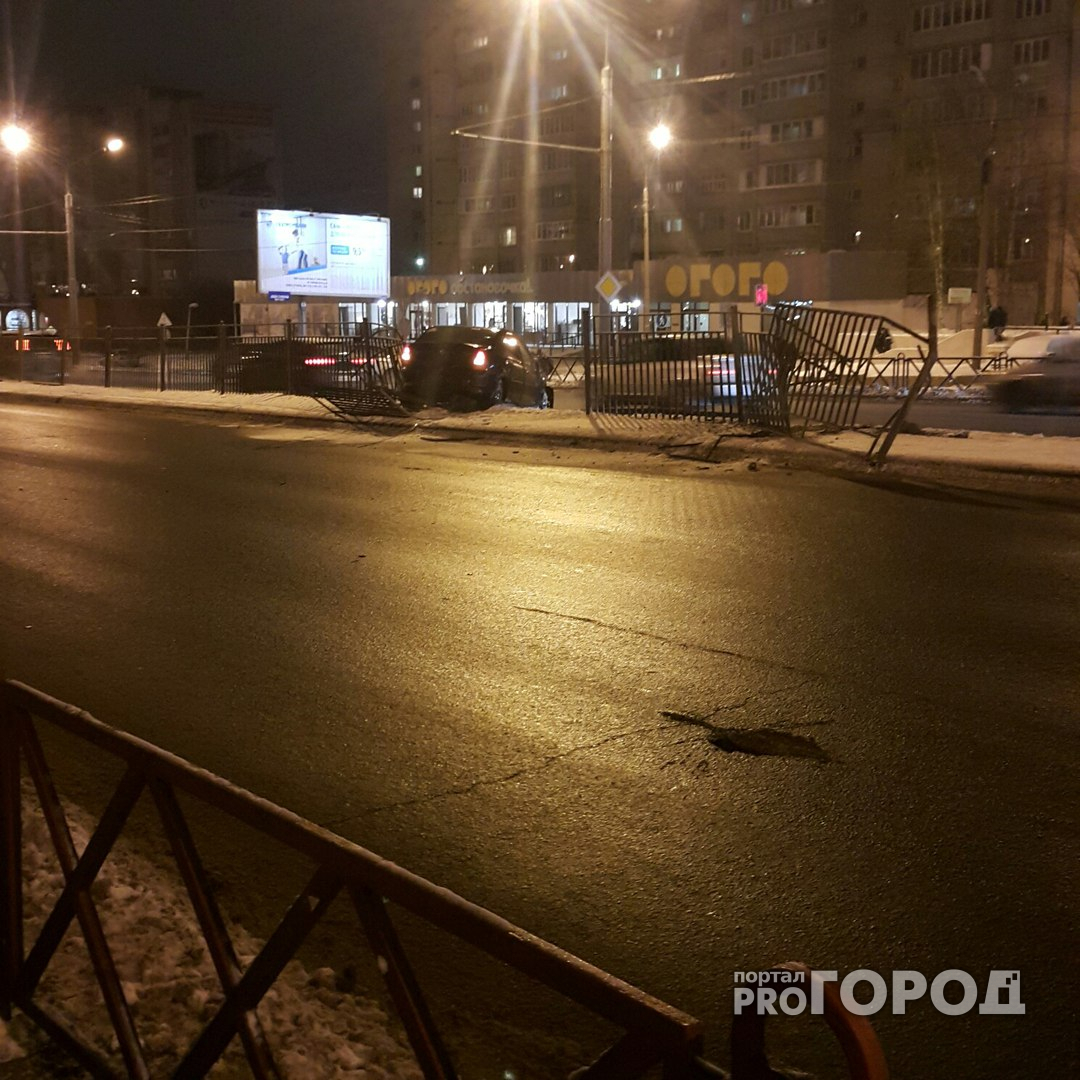 В Ярославле обгон закончился ДТП: иномарка снесла дорожное ограждение