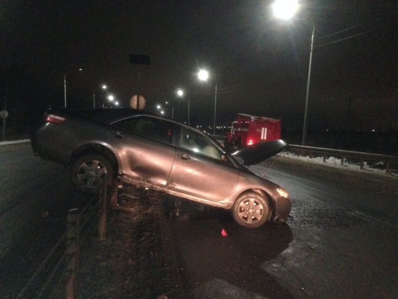 В Ярославле после столкновения “Тойота” “оседлала” дорожное ограждение