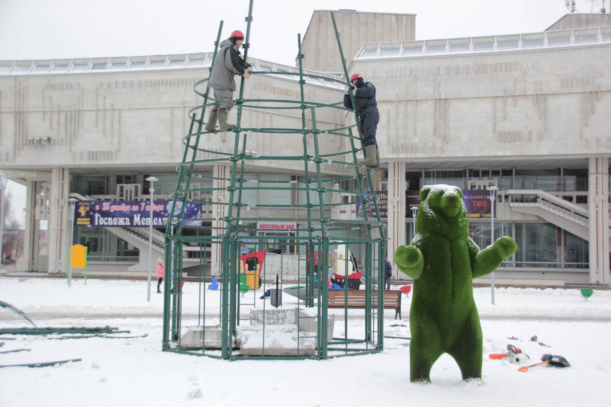 В Ярославле одну из новогодних елок будет “охранять” зеленый медведь