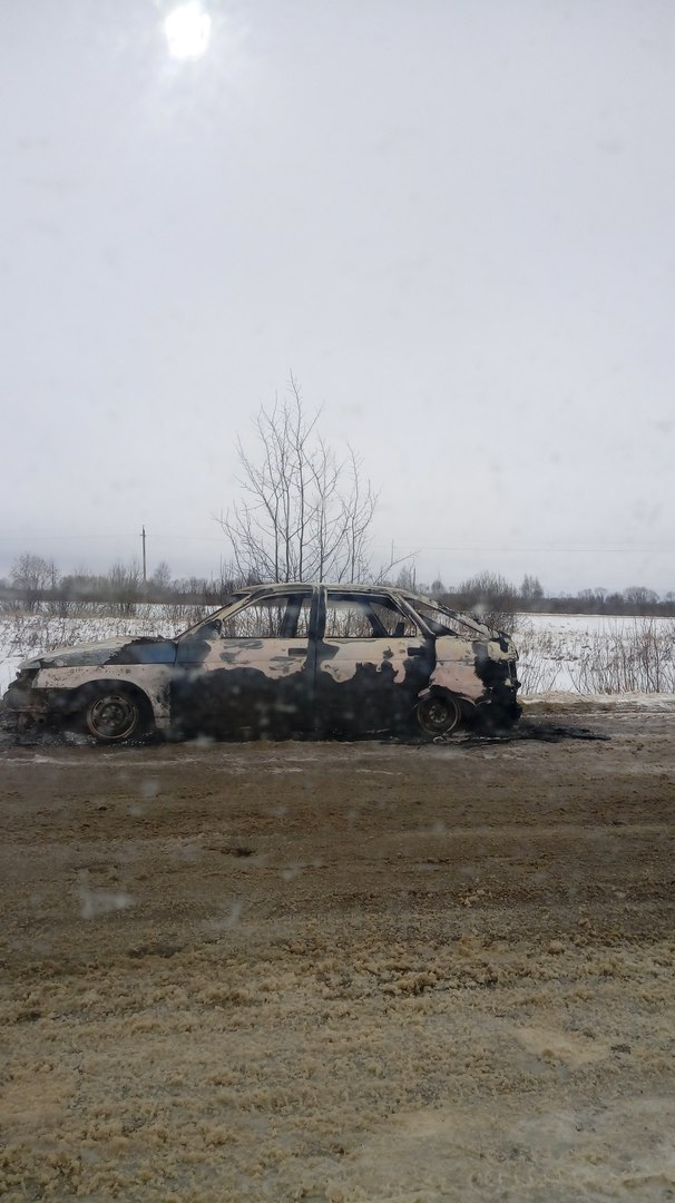 В Ростове на обочине дороги обнаружили обгоревшую машину с трупом