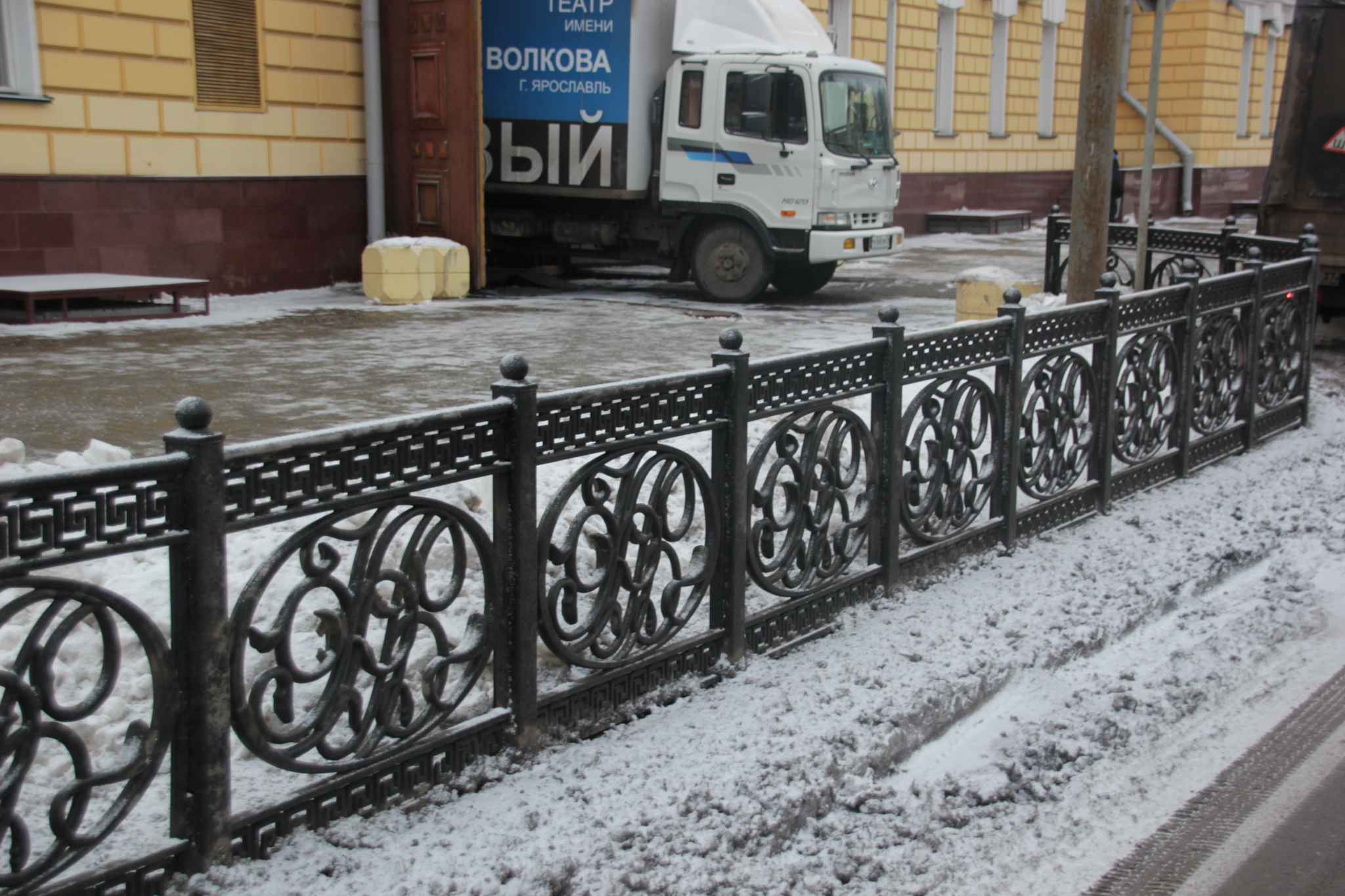 В Ярославле возле театра появилась ограда с инициалами Федора Волкова