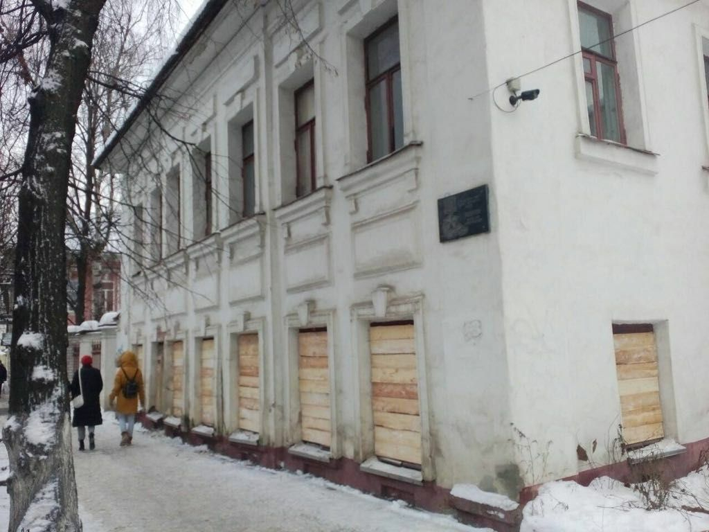 В Ярославле закрыли доступ в дом, который разрушали бомжи