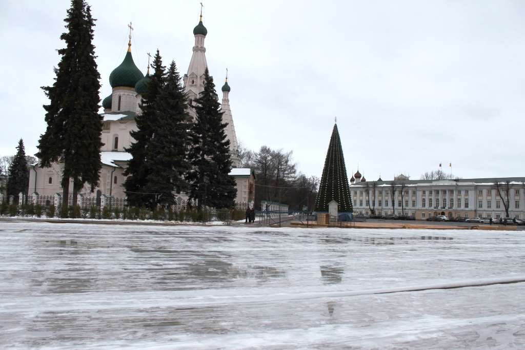На Советской площади Ярославля началась заливка катка