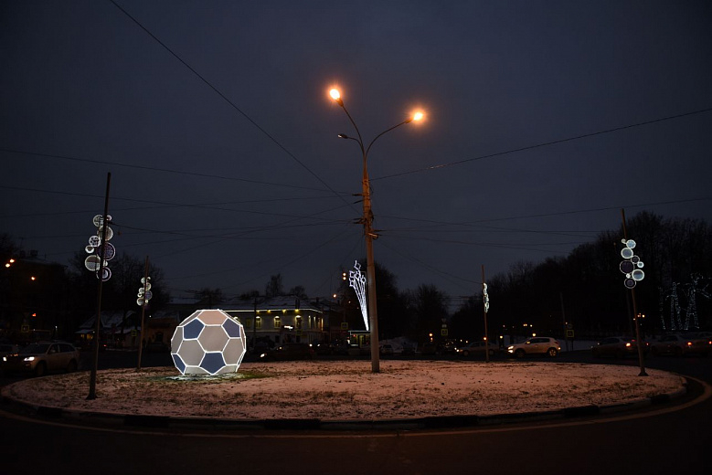 На Красной площади в Ярославле появилась инсталляция в виде мяча