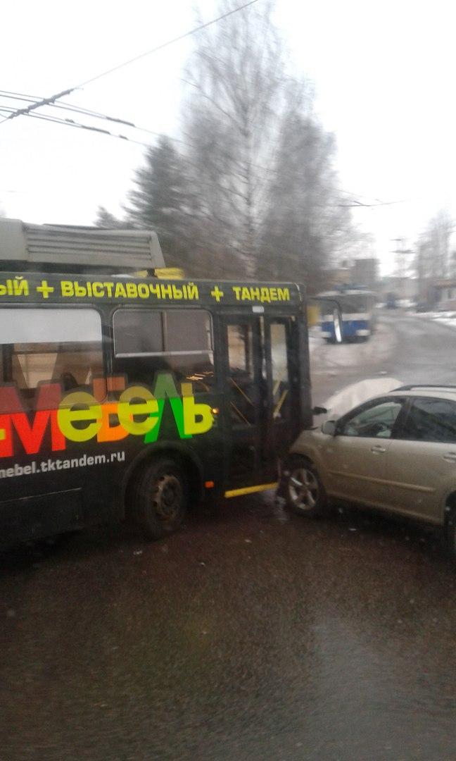 В Ярославле дорогая иномарка влетела в троллейбус