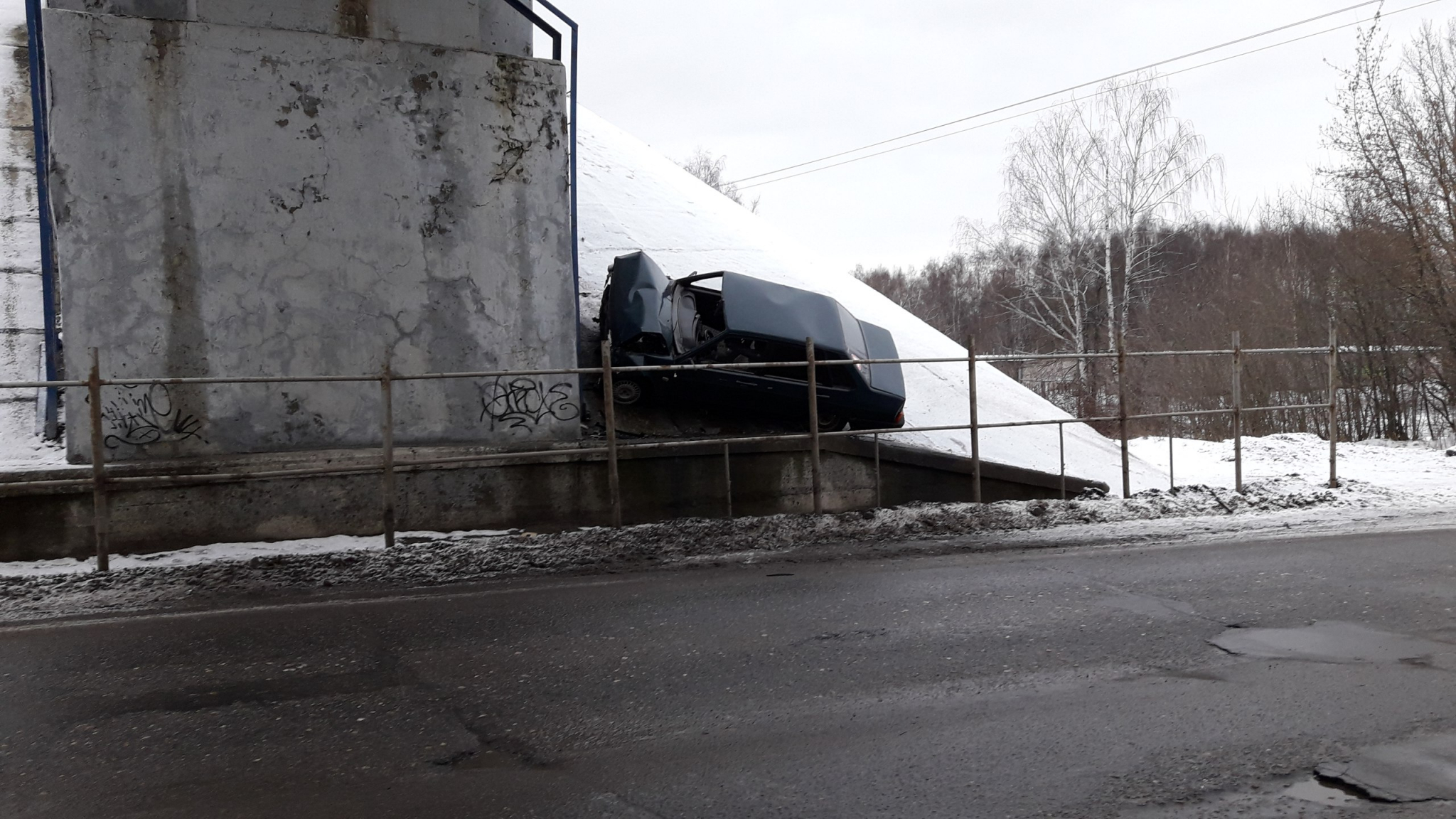 Новогодним утром в Ярославле легковушка врезалась в мост