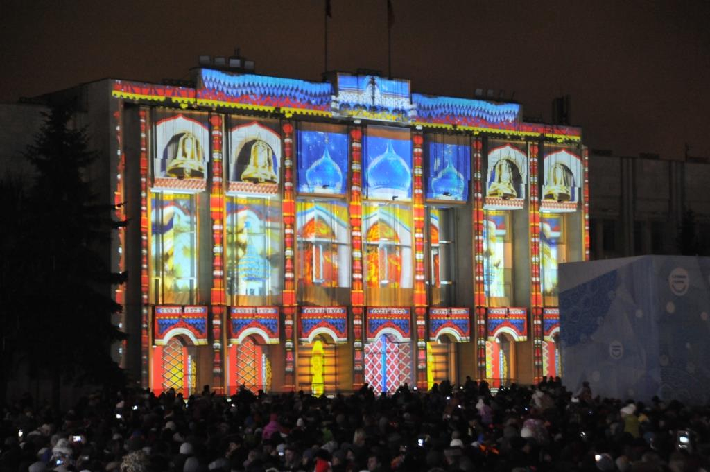 Новый год на Советской площади в Ярославле справили тысячи человек