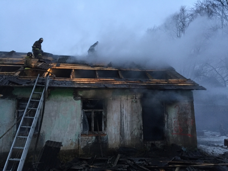 В Ярославском районе 15 пожарных тушили расселенный дом