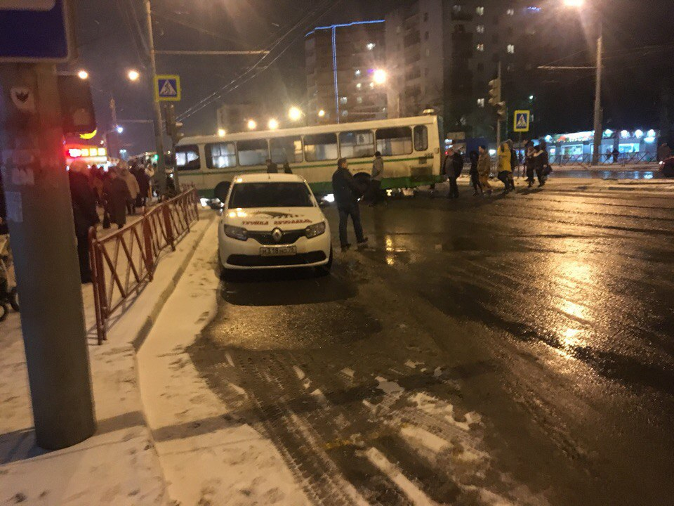 Случайность или нет: в Ярославле автобус вылетел на встречку и  въехал в толпу людей