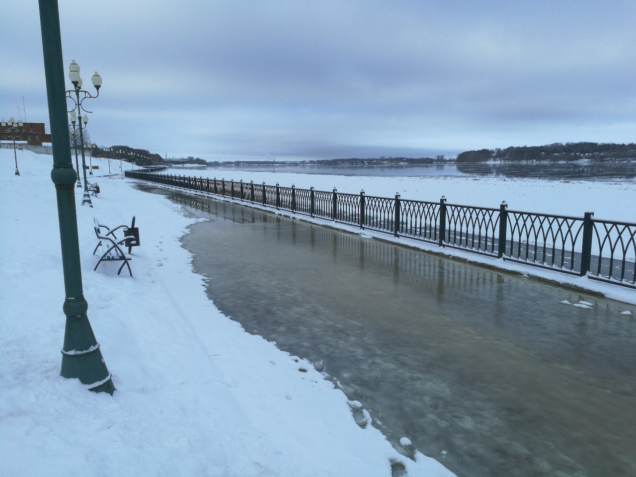 В Рыбинске затопило пешеходную зону на набережной