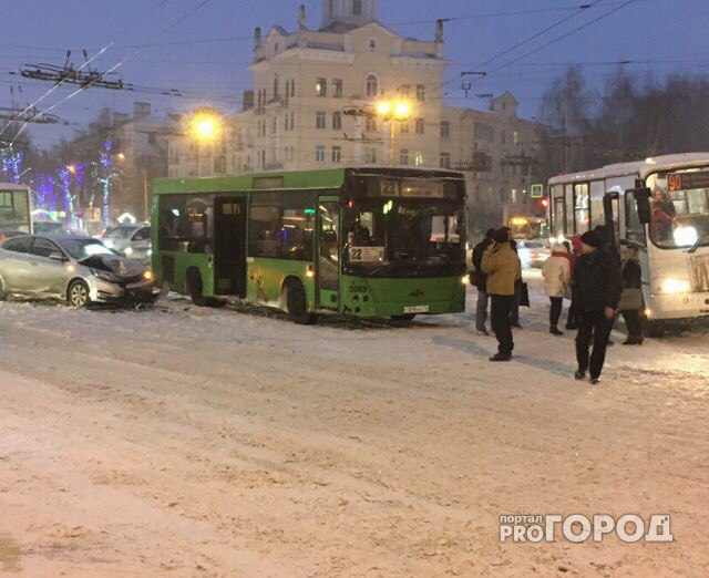 Авария с автобусом и снегопад парализовали движение в Ярославле