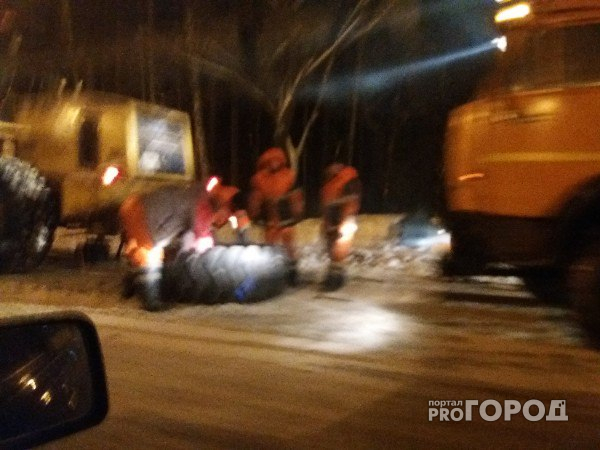 На проспекте Авиаторов в Ярославле снегоуборочный трактор потерял колесо