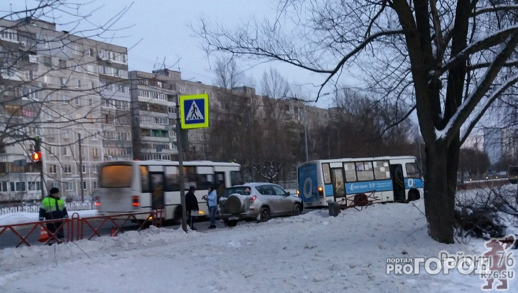 В Ярославле маршрутка с пассажирами врезалась в ограждение