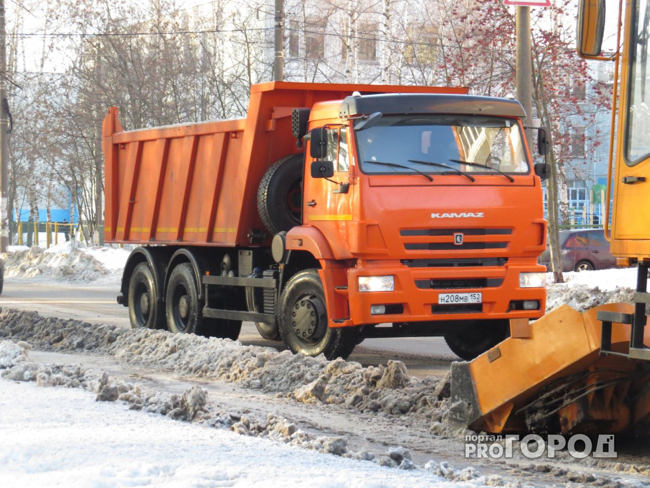 В Ярославле две припаркованные машины попрепятствовали вывозу снега