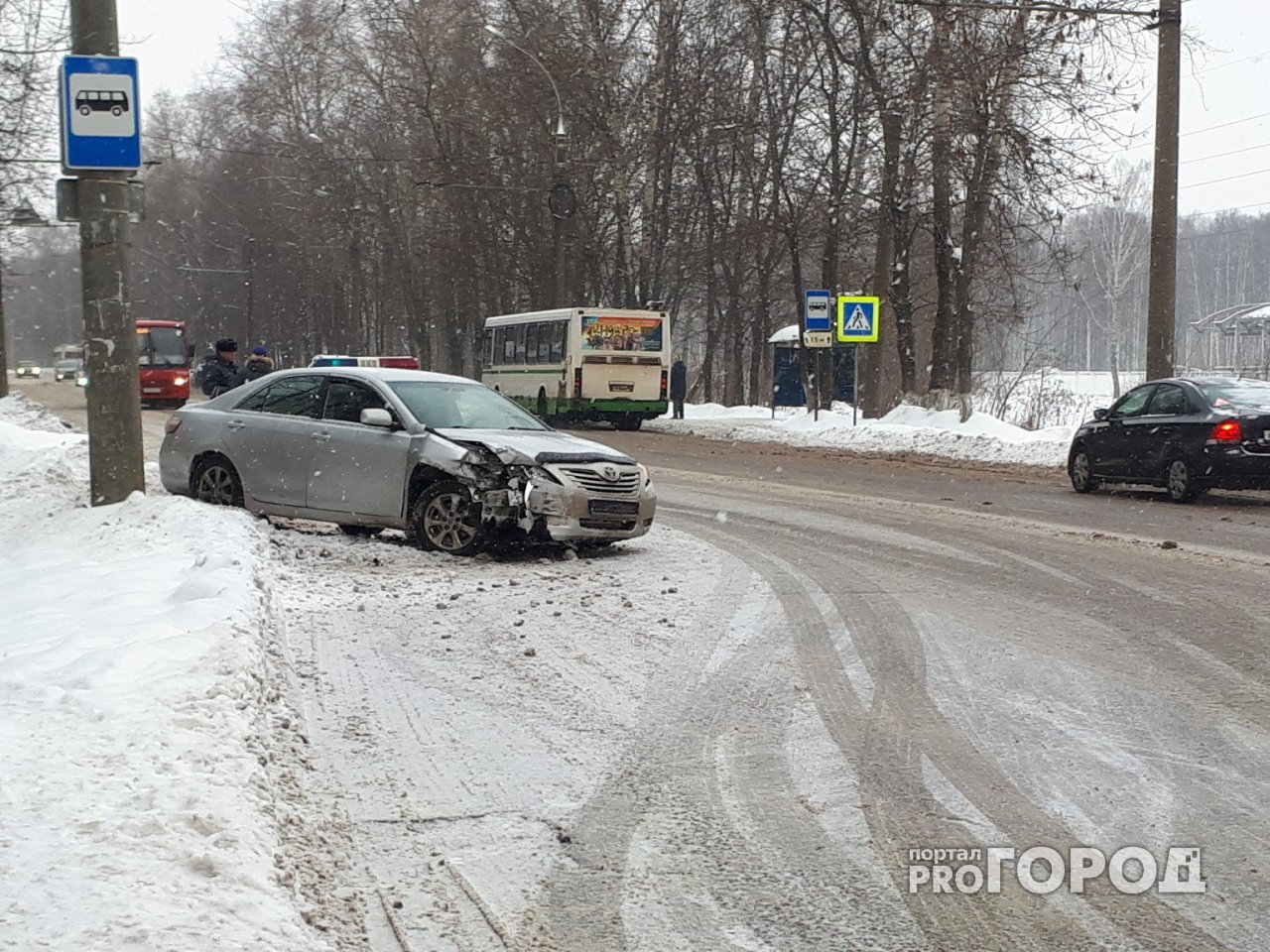На Тутаевском шоссе в Ярославле из-за заноса "Тойота" попала в ДТП