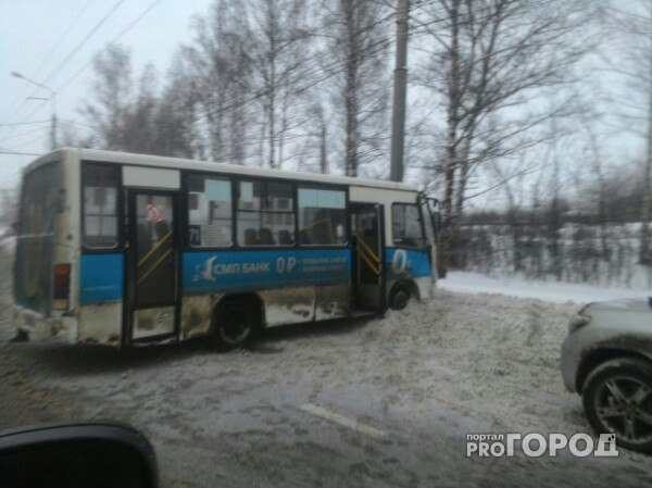Жертвы ярославских дорог: маршрутка с пассажирами врезалась в столб