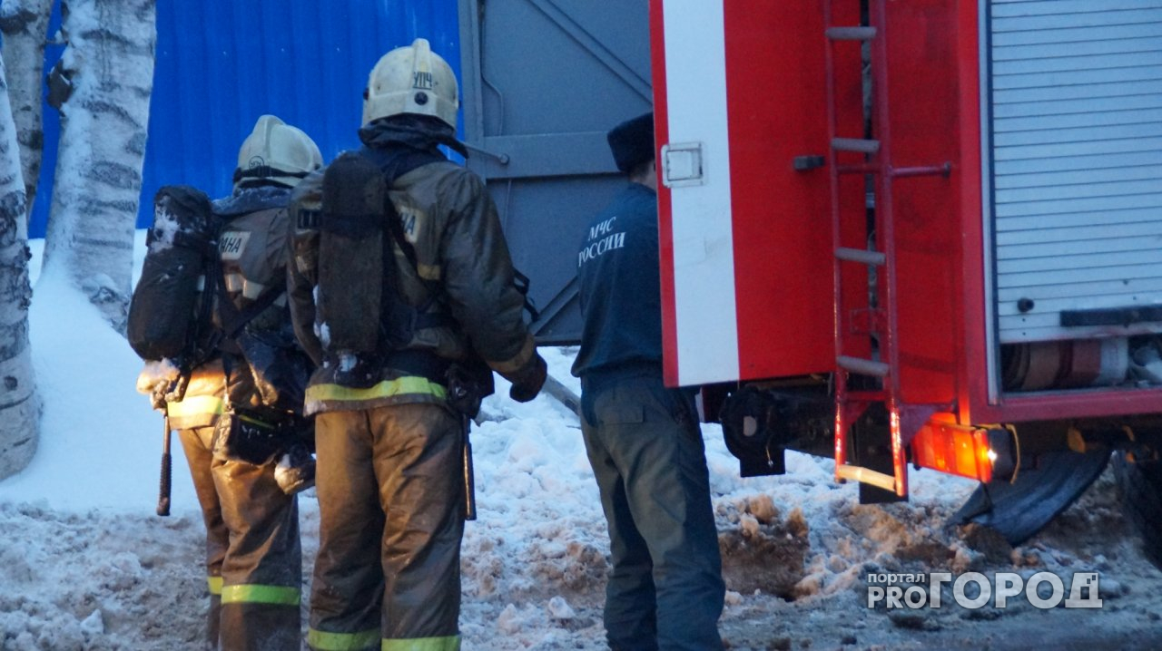В Ярославле во время пожара в многоквартирном доме люди застряли в лифте