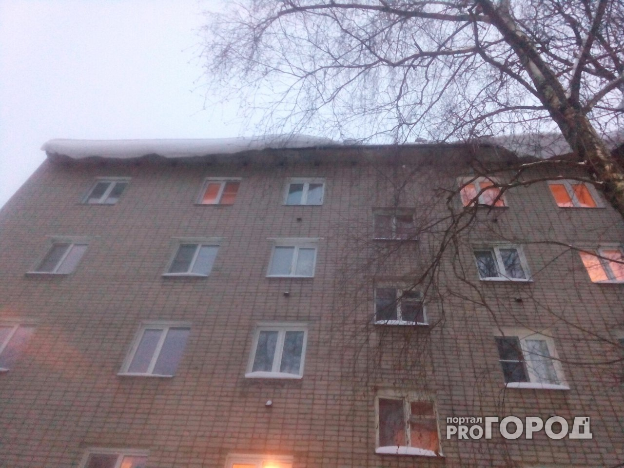 В Ярославле жители Суздалки боятся заходить в дом из-за полуметровых сугробов на крыше