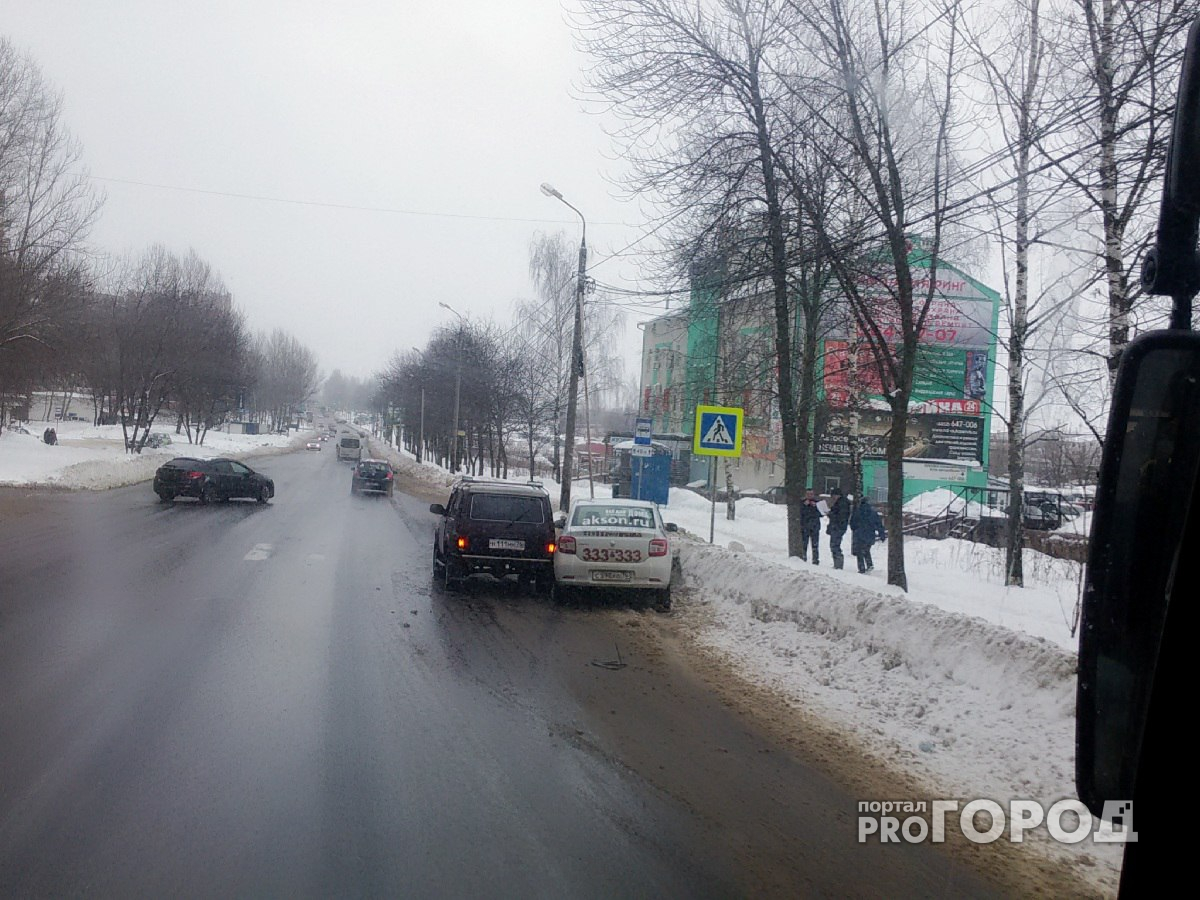 В Ярославле таксист, пытаясь уйти от столкновения, протаранил сугроб