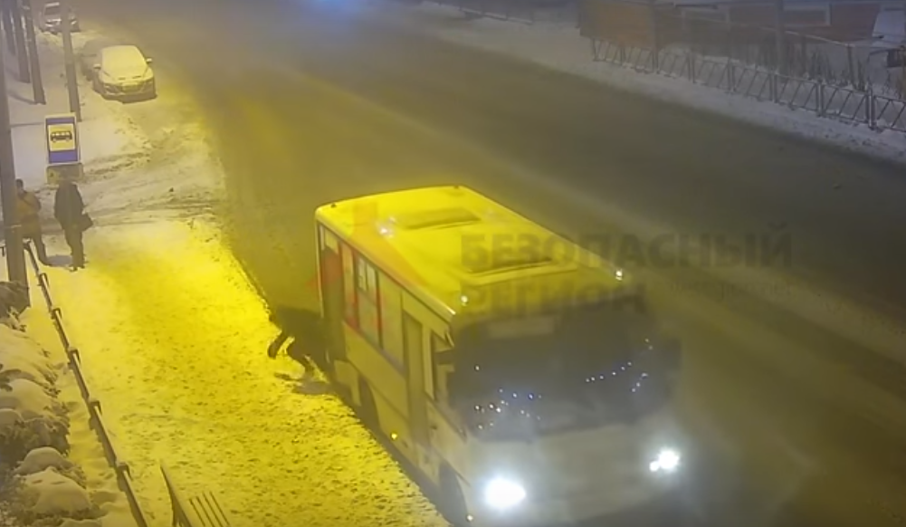 В Ярославле маршрутка протащила по снегу женщину, ногу которой зажало в дверях