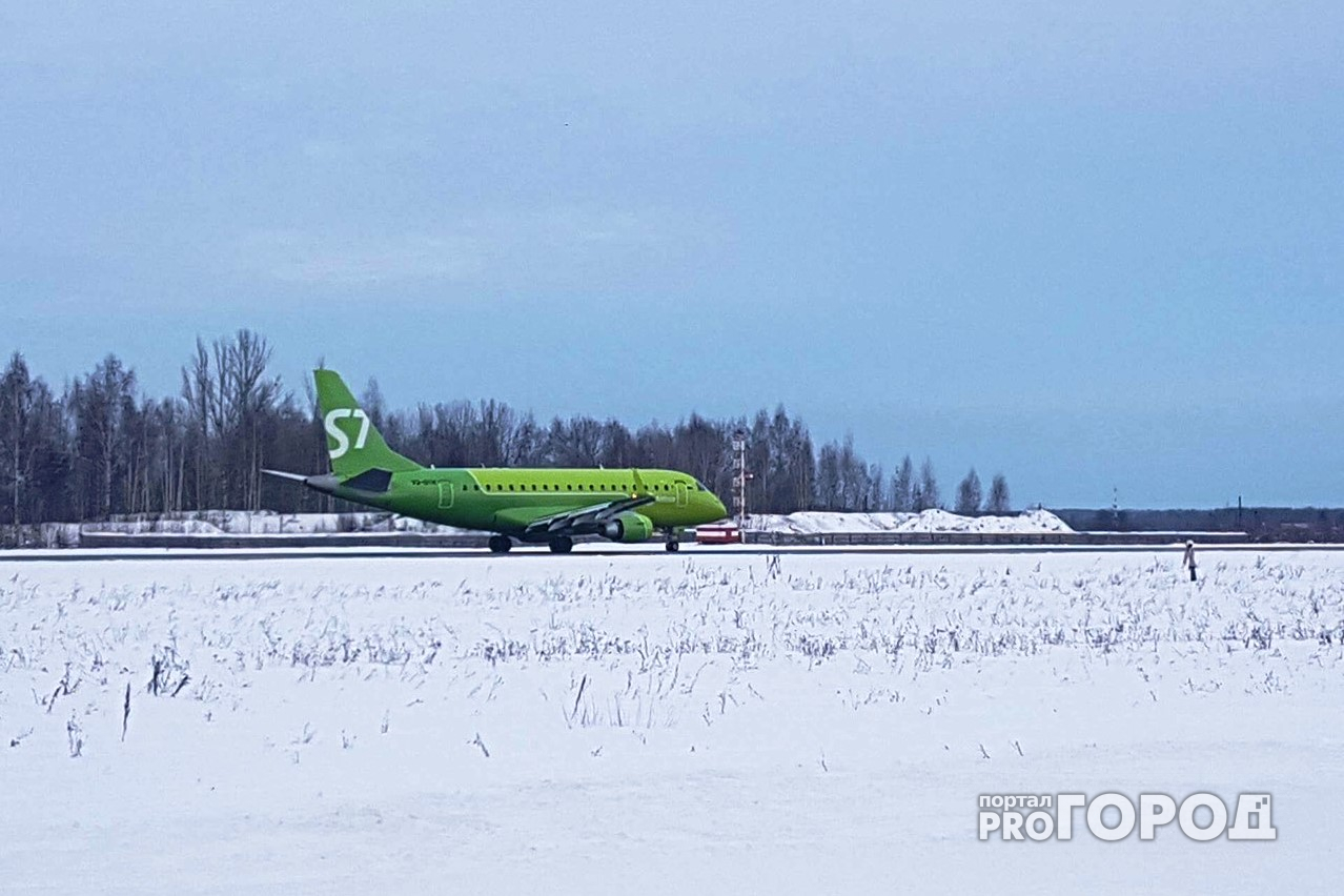 Из-за снегопадов самолеты экстренно приземлялись в Ярославском аэропорту