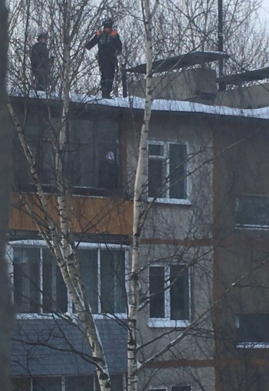 В Ярославле полиция сняла с края крыши подозрительного мужчину