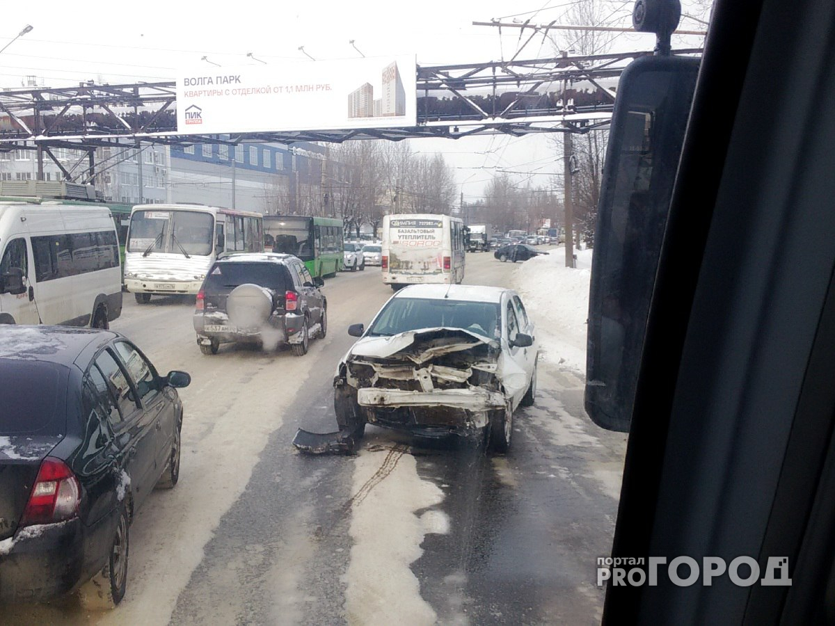 Тройное ДТП в Ярославле парализовало движение на проспекте Октября