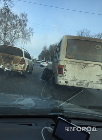 В Ярославле у маршрутки прямо на дороге отлетели колеса