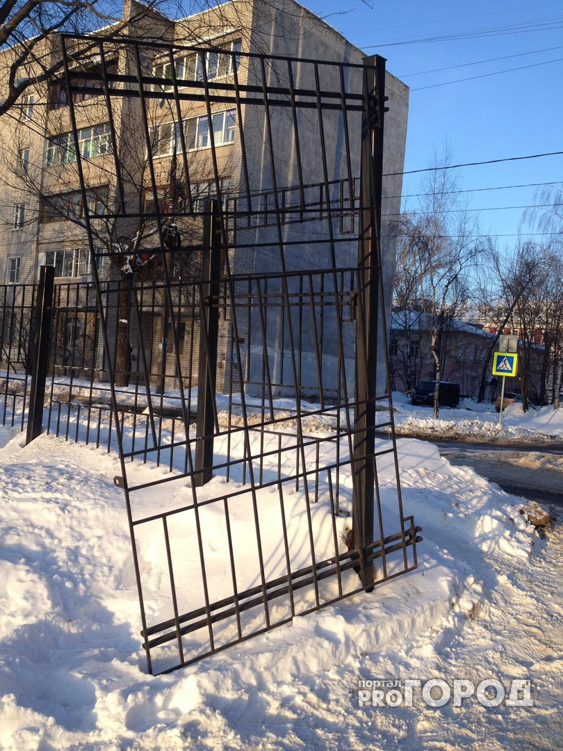Вместо качелей: В Ярославле молодая мама с ребенком сломали железные ворота