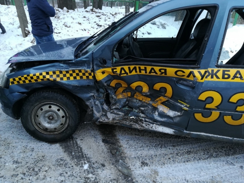 В Рыбинске в аварии с участием такси пострадали три человека