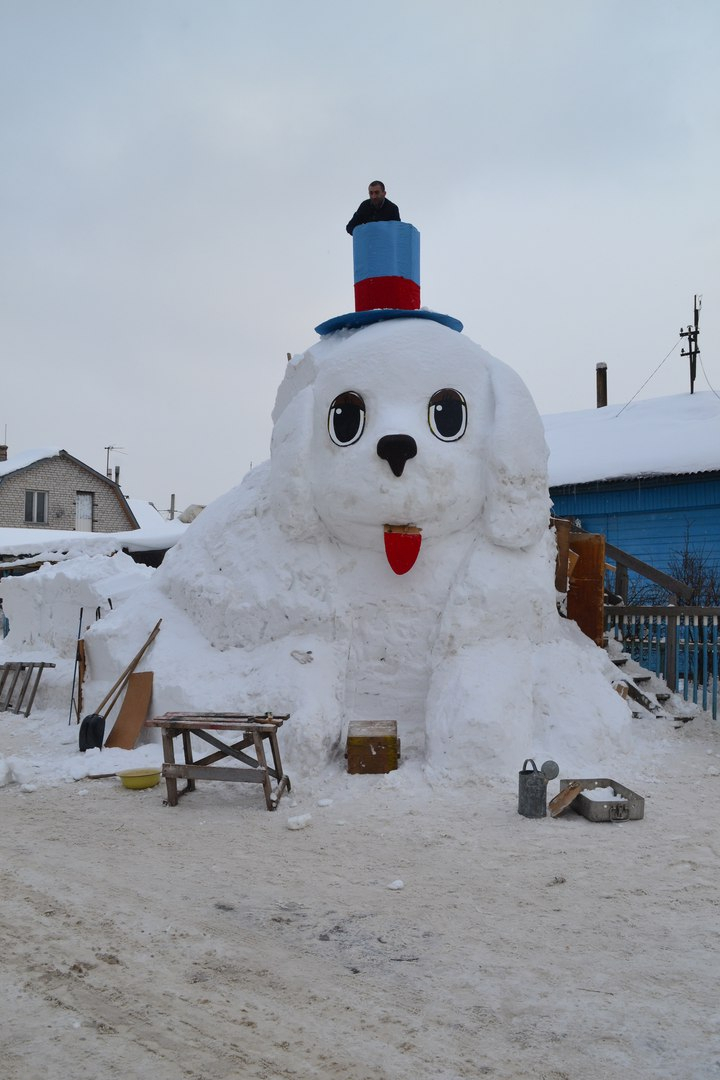 В Ярославле появилась пятиметровая собака из снега