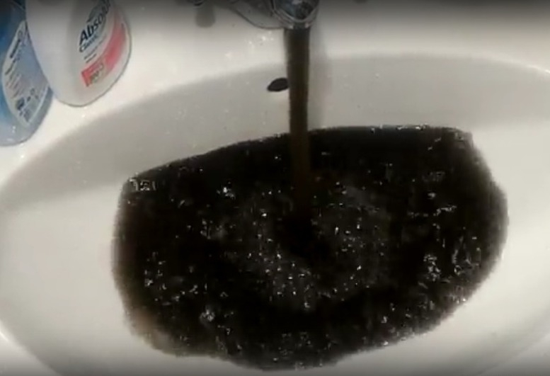 Власти рассказали, что могло послужить причиной черной воды в кранах ярославцев
