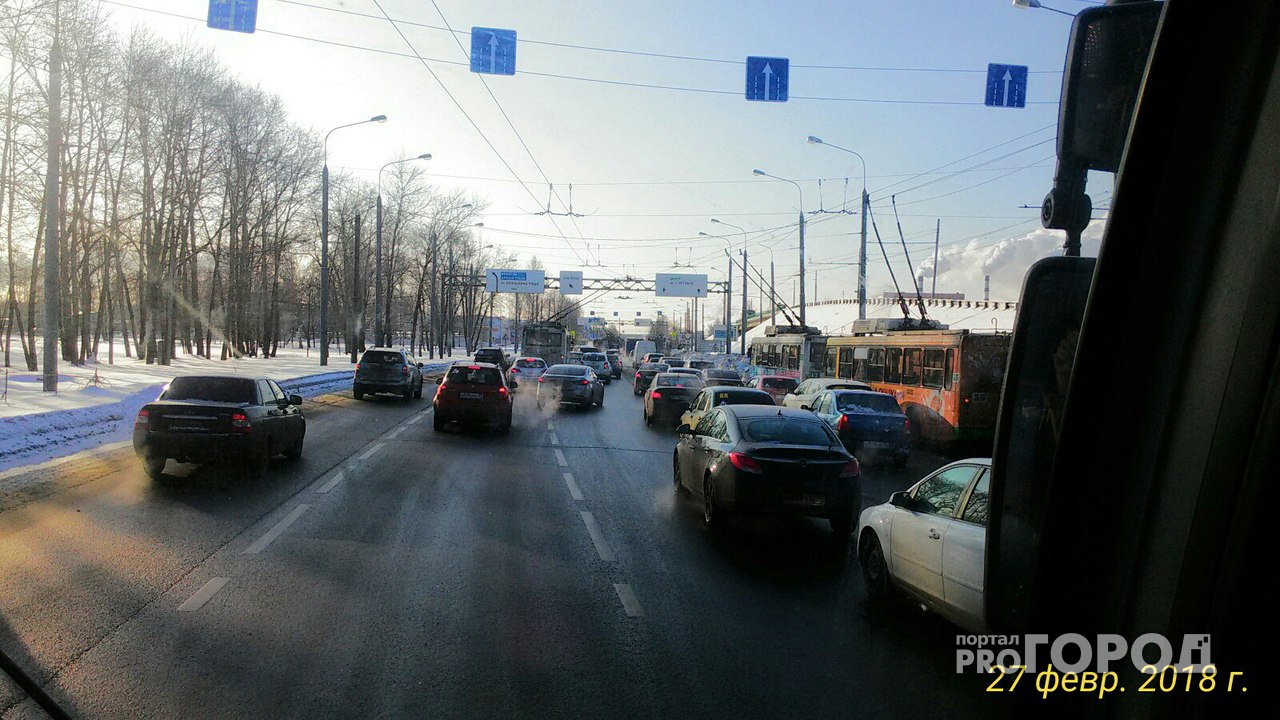 В Ярославле встали троллейбусы: образовалась большая пробка