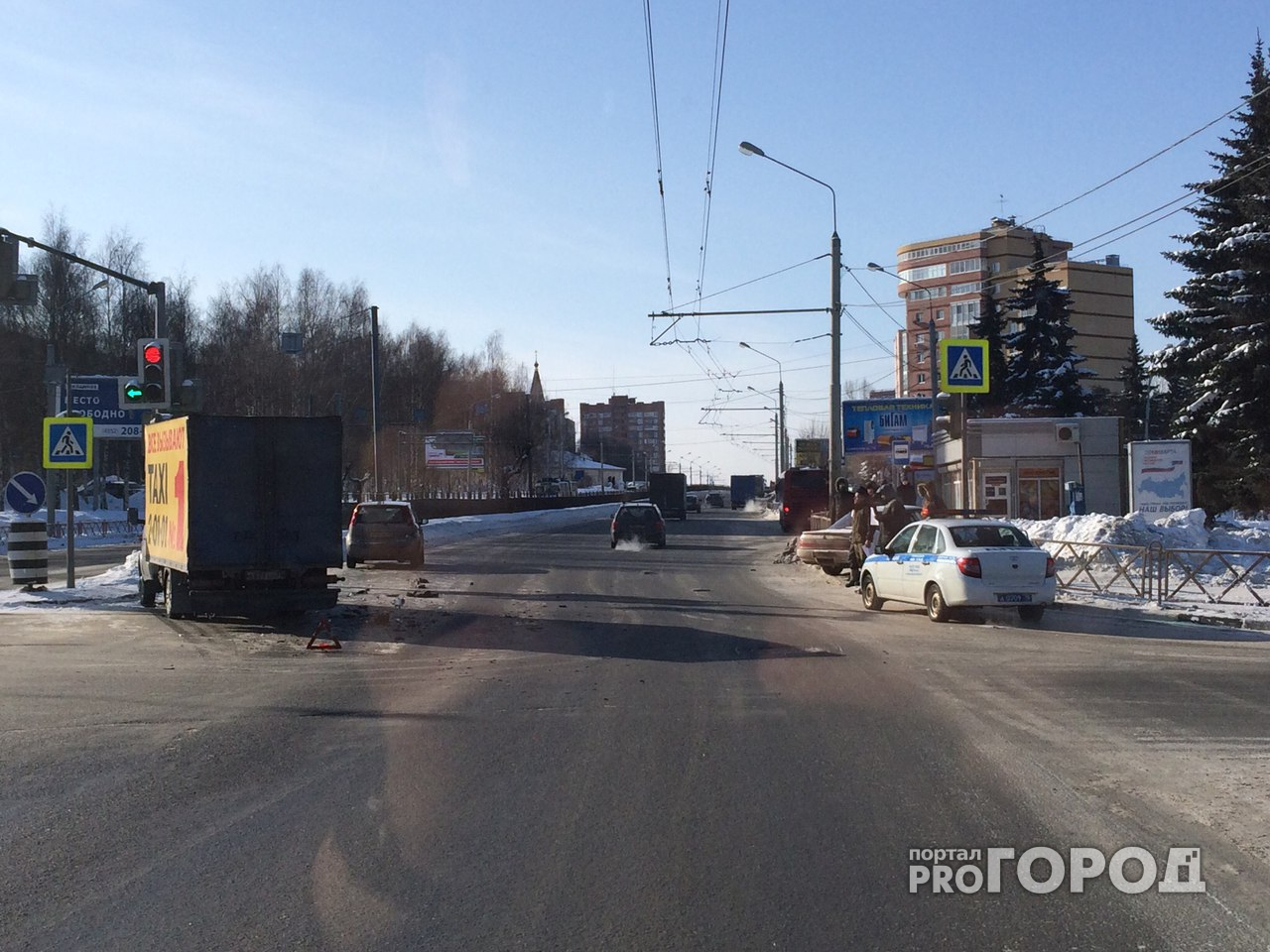 В Ярославле после ДТП автомобиль влетел в остановку с людьми
