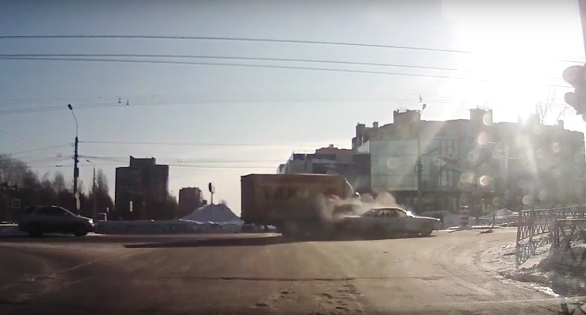 Появилось видео тройного ДТП в Ярославле, где "Тойота" влетела в остановку