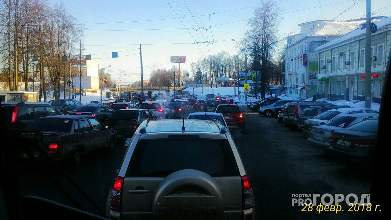 Одновременно "красный" и "зеленый": эксперименты со светофорами в Ярославле привели к гигантским пробкам
