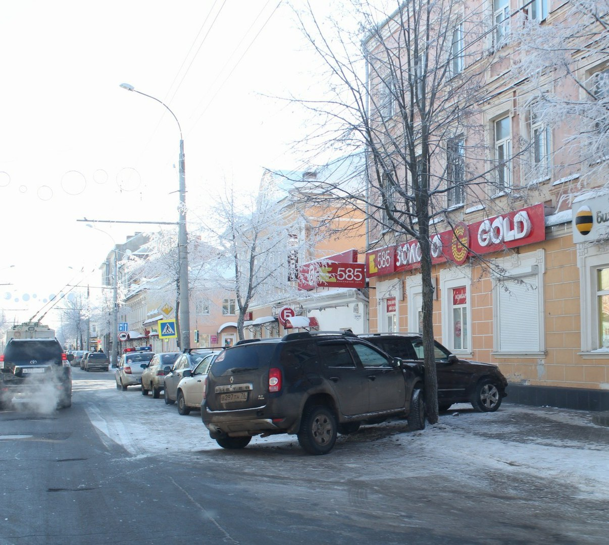 Массовое ДТП в Рыбинске: Mersedes въехал в ювелирный в магазин