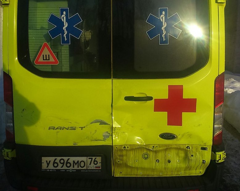 В Ярославле такси с пассажирами влетело в скорую: водитель расплакался