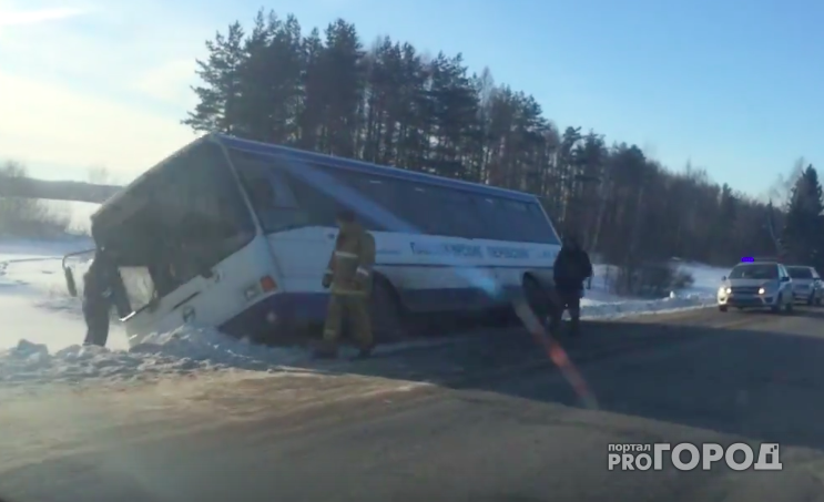 На ярославской трассе пассажирский автобус улетел в кювет