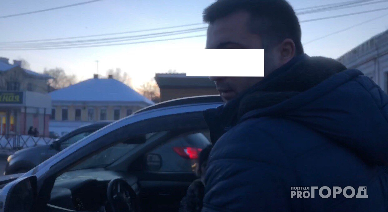В Ярославле водитель устроил разборки прямо на дороге и разбил девушке лицо: кадры